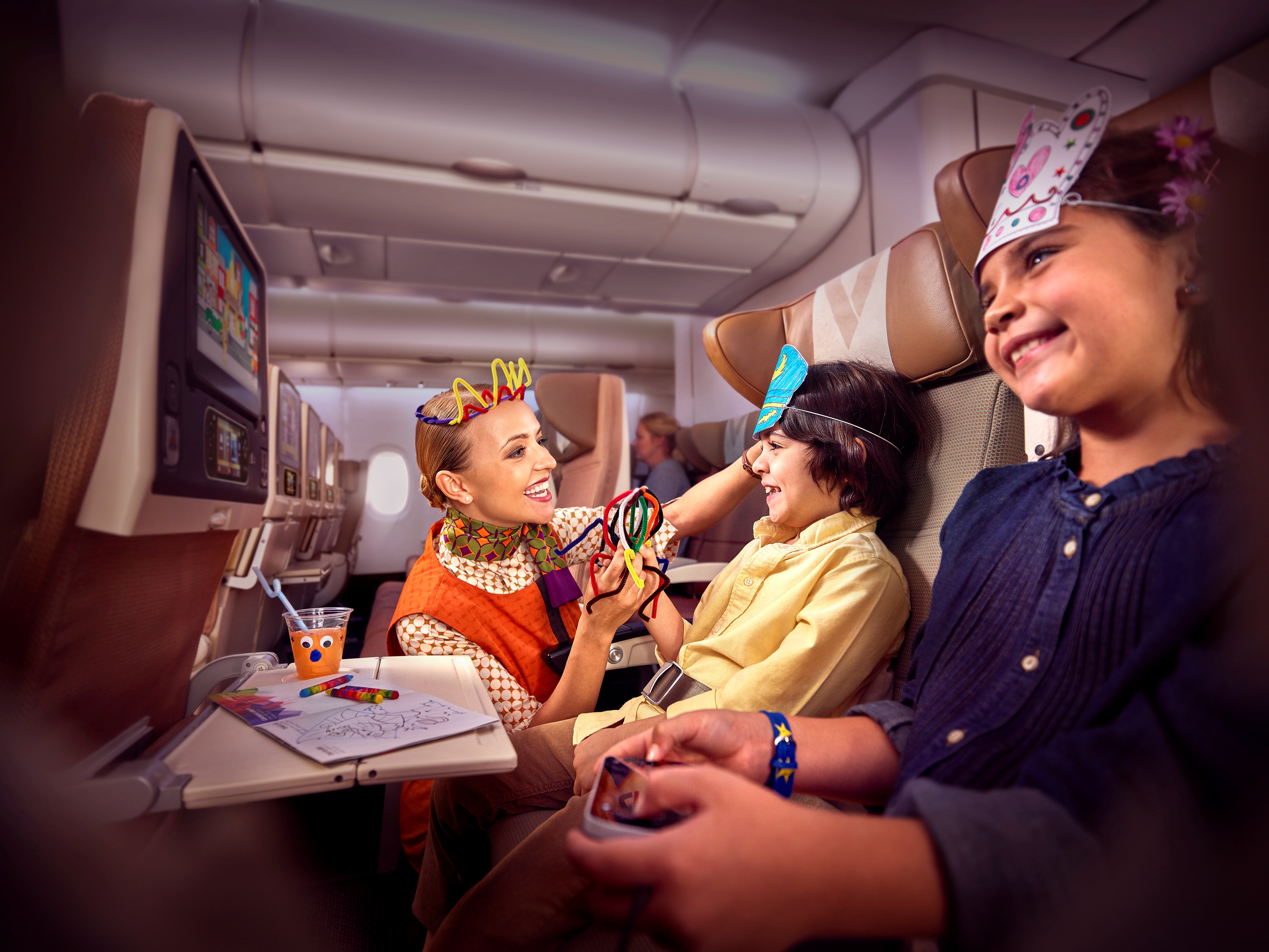 Дети на борту самолета. Etihad Airways няня на борту. Etihad Airways авиакомпании ОАЭ. Подарки детям в самолет. Самолет для детей.