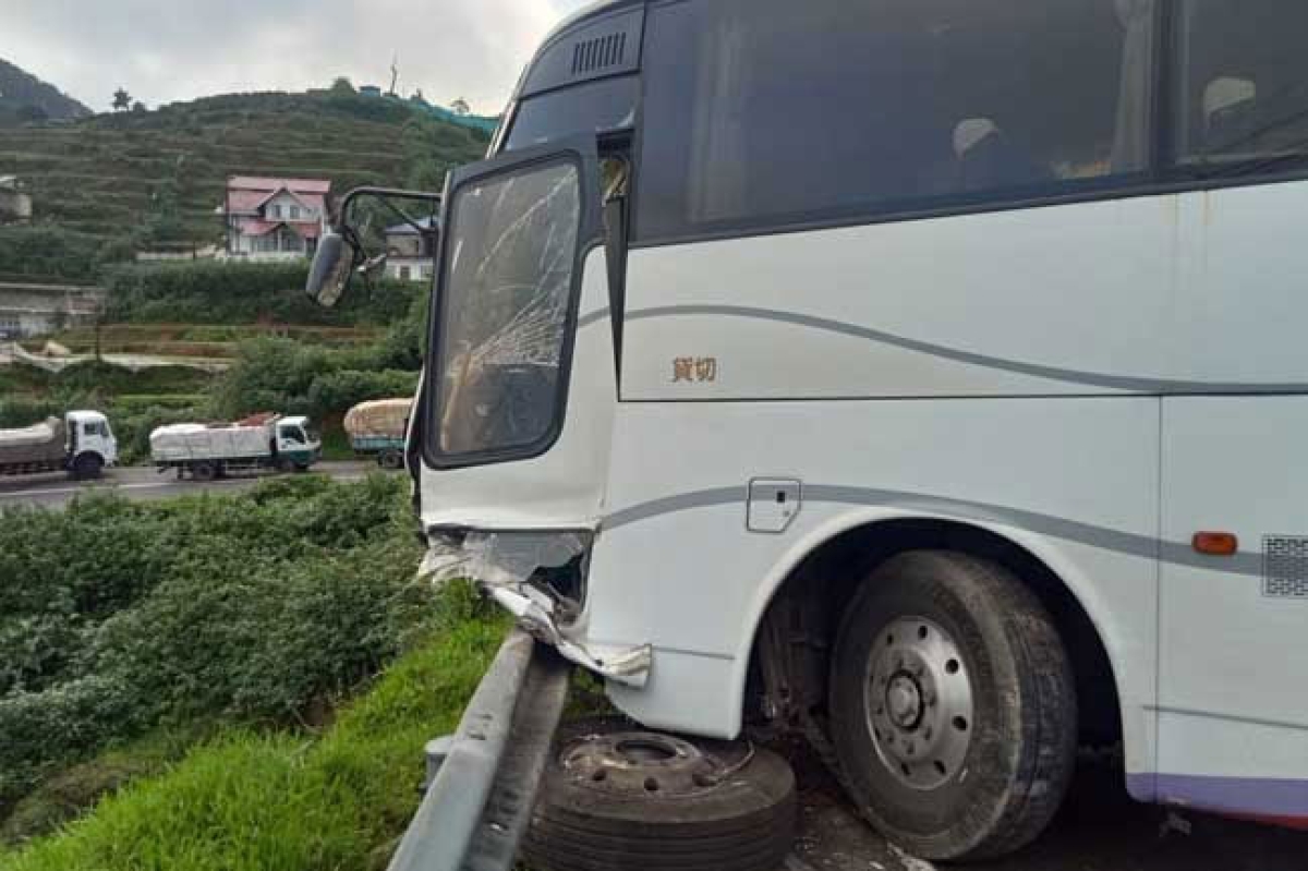 Bus Accident in Nuwara-Eliya Leaves 40 Injured 