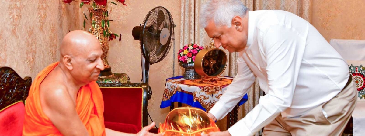 President Wickremesinghe Seeks Blessings from Chief Prelates of Malwathu and Asgiri Chapters