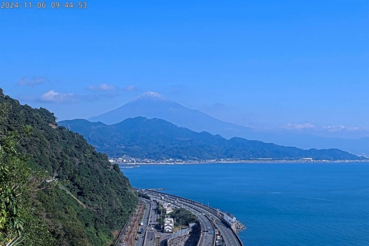 Snow Seen on Mount Fuji after Record Time Without Snowcap