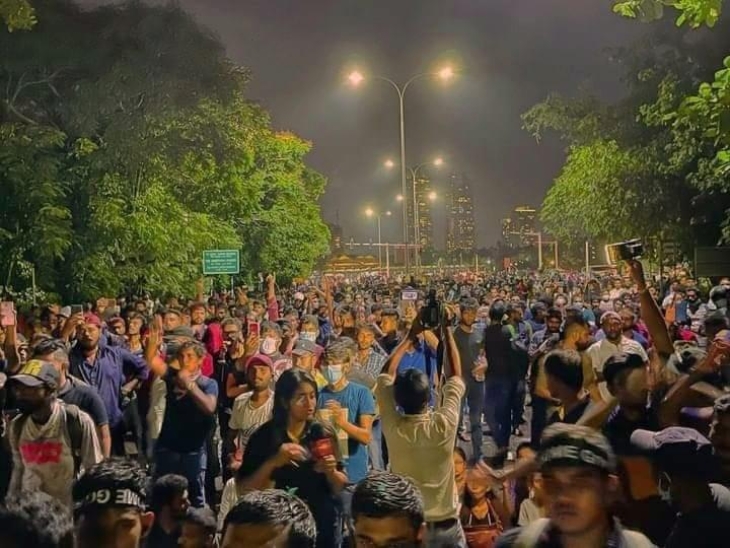 [VIDEO] Police Attempt To Disperse Parliament Protest Using Teargas And Water Cannons Turns Futile: Protest Still Underway