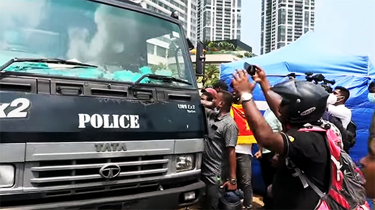 Tense Situation at &#039;Occupy Galle Face&#039; as Riot Police Deployed (Video)