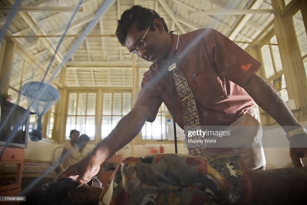 IDH Director Dr. Ananda Wijewickrema The First Medical Professional To Receive COVID19 Vaccine: Mass Vaccination Programme Begins