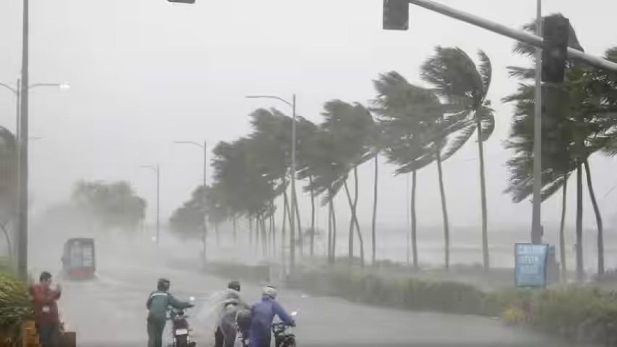 Heavy Showers and Strong Winds Expected Across Island