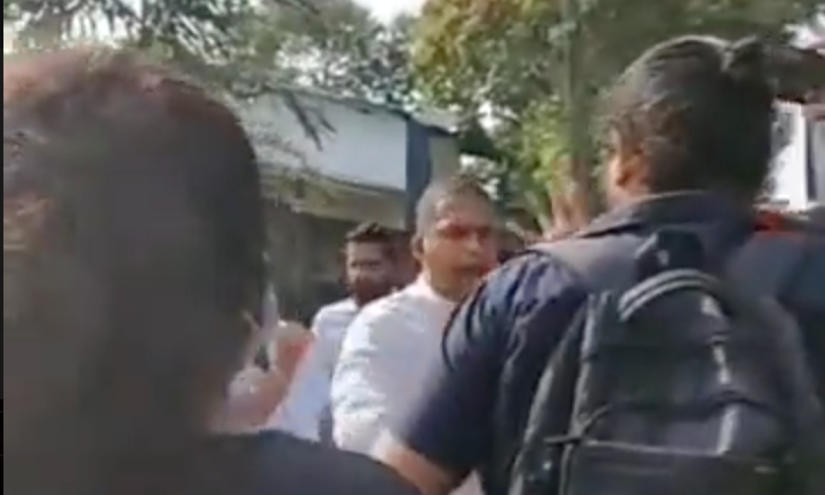 [VIDEO] Harin, Manusha And Hector Appuhamy Caught By Protestors: People Block All Entries To Parliament