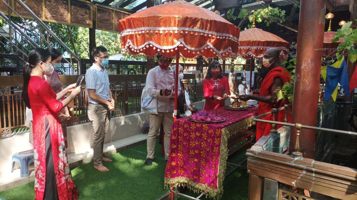 Vietnamese Ambassador In Sri Lanka Visits Gangaramaya Temple To Obtain Blessings For Chinese New Year