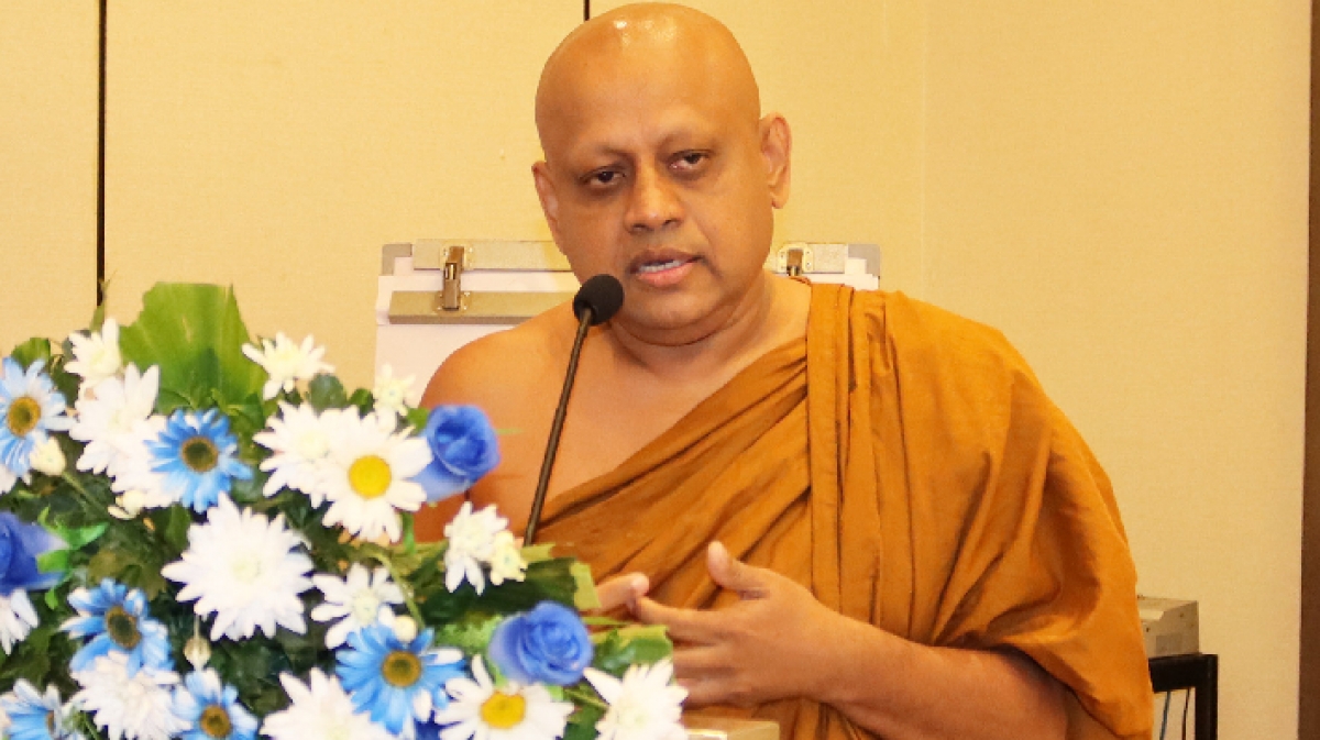 Top Monk requests Mahinda Rajapaksa to Withdraw Namal from Presidential Race