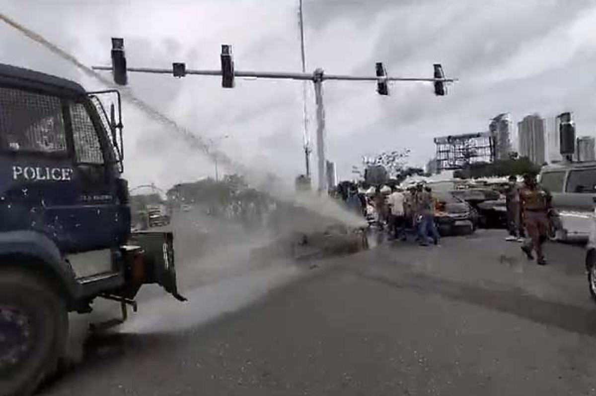 Tear Gas and Water Cannons Fired at Protesting Unemployed Graduates 