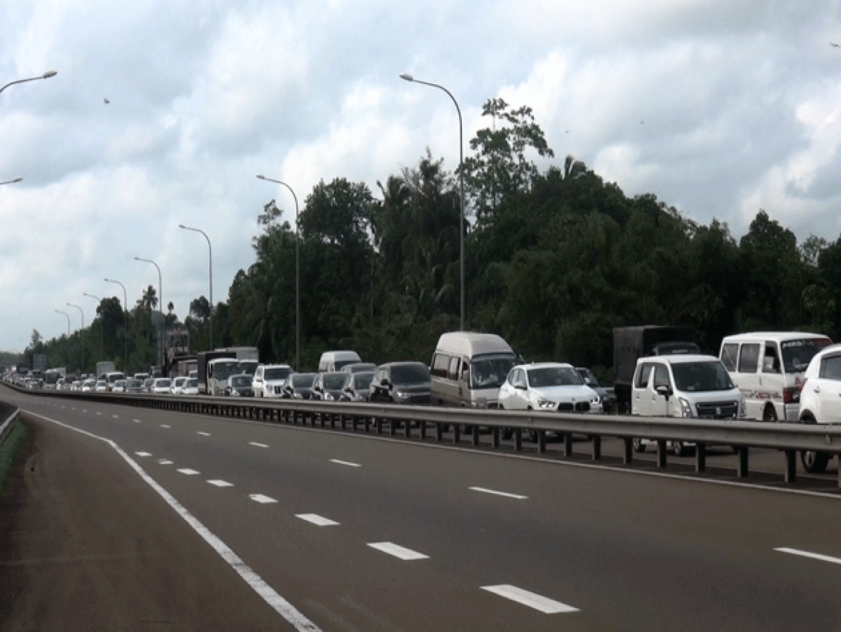Several Kilometers Long Vehicle Queues Seen At Welipenna Exit Ahead Of Five-Day Holiday Despite Inter-provincial Travel Ban